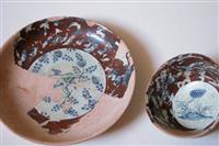 H2004-126 detail.jpg; H2004-0126 (a en b); Kop en schotel van faience gedecoreerd met engel en bloem; kop en schotel